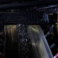 Uhlí je přepravováno mezi stanovišti na páse.