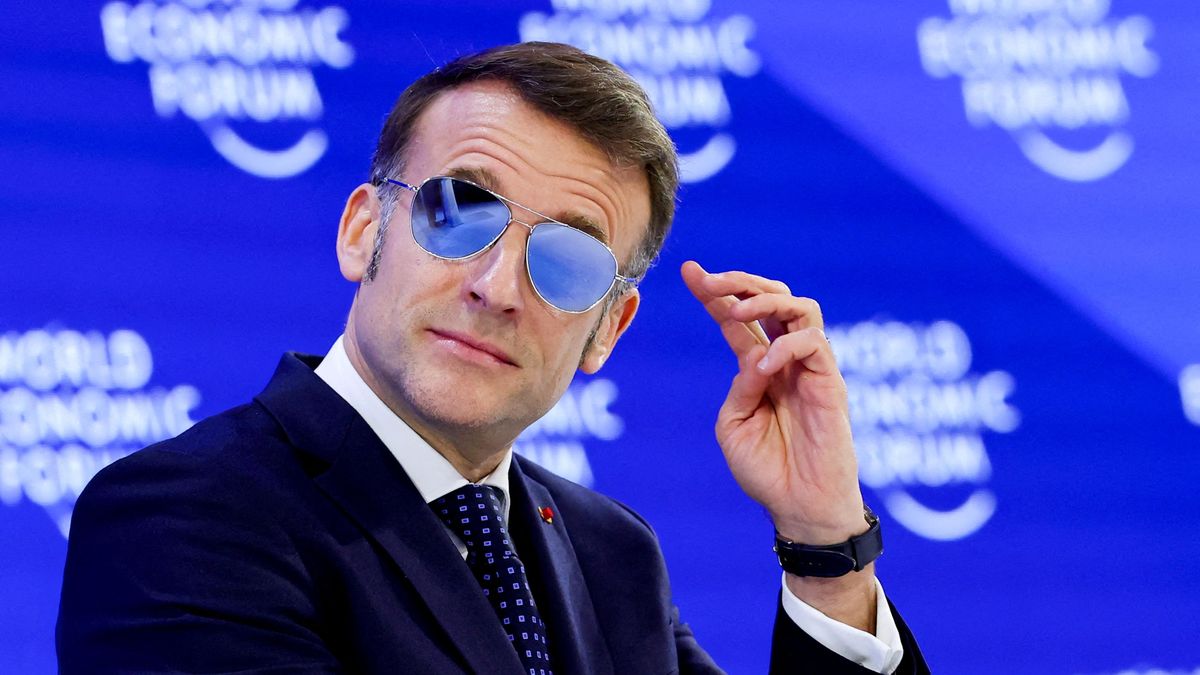 Macron v Davosu zaujal brýlemi. Akcie výrobce vystřelily o téměř 30 procent