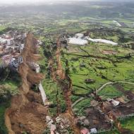 Sesuv půdy si vyžádal evakuaci přibližně 1 500 obyvatel. Od neděle jsou také uzavřeny všechny školy.