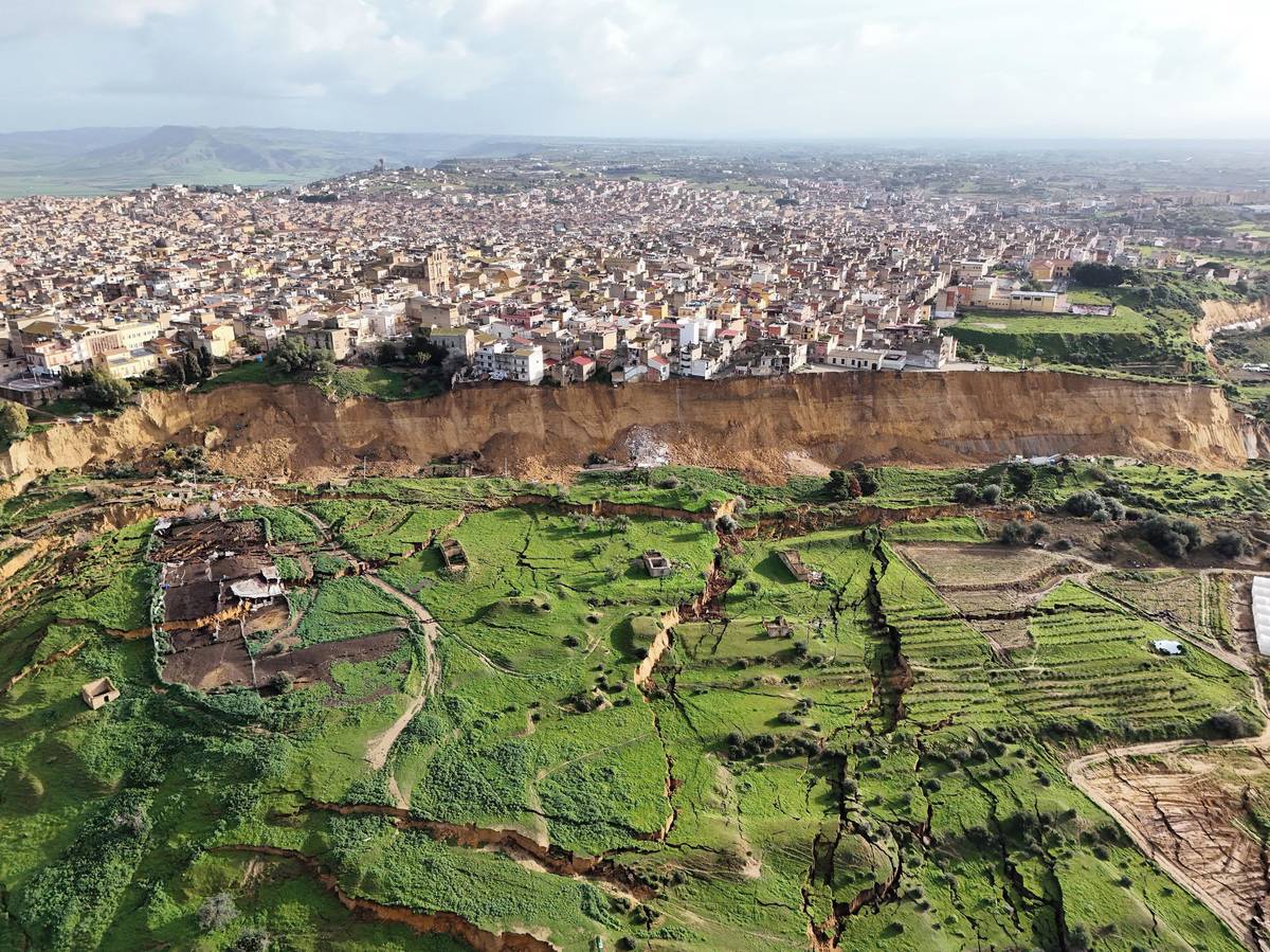 Sesuv začal v neděli odpoledne. Příkop se stále rozšiřuje, což vyvolává obavy, že by mohl pohltit historické centrum města. (Niscemi, Sicílie, 26. ledna.)
