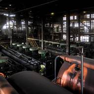 Na snímku jemná úpravna uhlí. Na všem je vrstva jemného černého prachu.