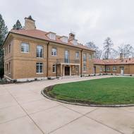 Kombinace světlejších a tmavších cihel na fasádách vytváří dekorativní prvky, které vilu přibližují k anglické architektuře. S cihlami kontrastují bílé věnce a kamenné ostění lemující vchod. 