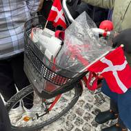 Lidé nosili zejména dánské vlajky.