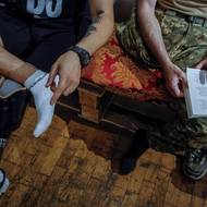 Režisérka Olha Semjoškinová připravila role s každým hercem individuálně podle jejich zranění a možností pohybu.