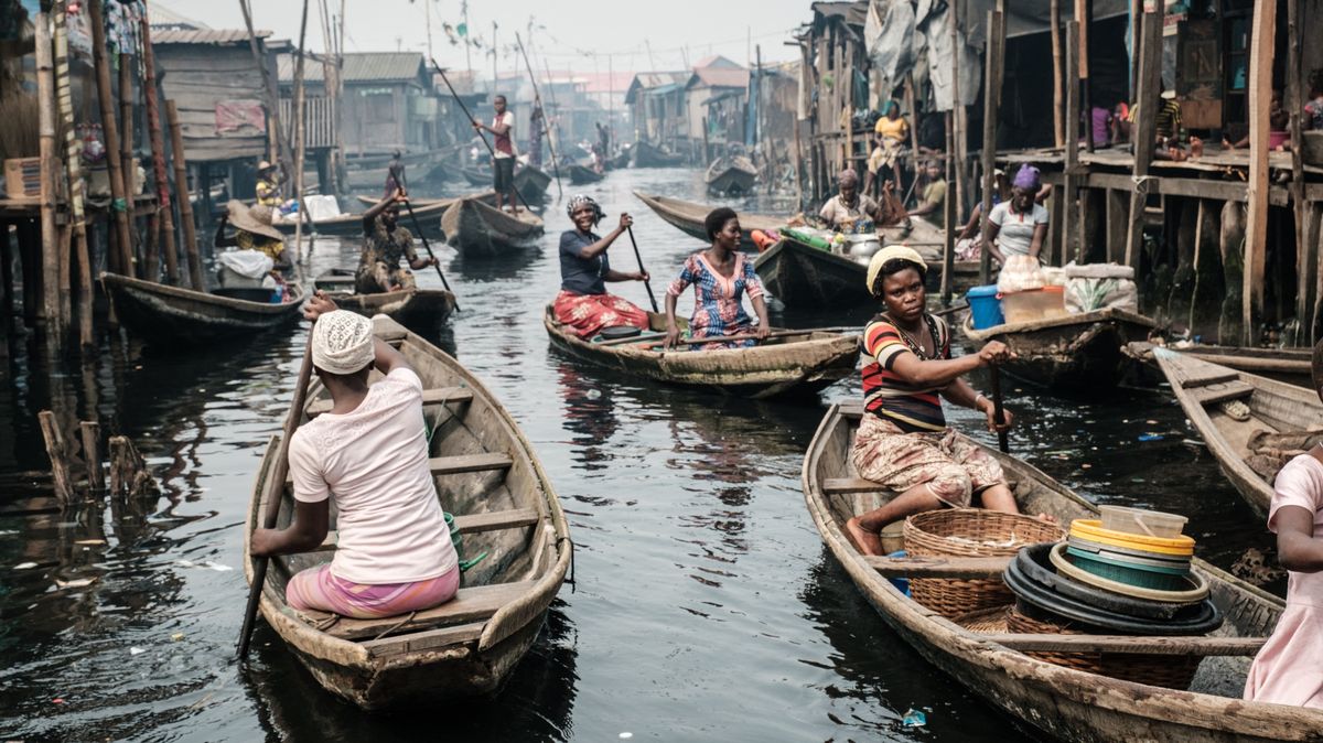Fotky: Bagry vjely do laguny a bořily. Část jedinečného slumu musela pryč