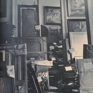 Sklad obrazů v centru Prahy, kam se svážel nábytek nejen z celé Prahy, ale i z regionů.