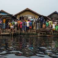 Podle jedné nevládní organizace vyhnaly demolice z domovů přes 30 000 lidí, ti nyní zůstávají na místě - v kánoích, kde spí pod širým nebem s provizorně nataženou celtou.

(Obyvatelé sledují demolici domů v Makoko v Lagosu, 9. ledna.)