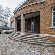 Terasa má kamennou podestu se schodišti.