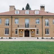 Čiperova vila je jednopatrová, valbovou střechu prolamují vikýře a vysoké komíny. Od roku 2002 je chráněnou památkou. Vedle domu Miroslava Zikmunda je to ve Zlíně teprve druhá slavná vila, do níž se může běžně dostat veřejnost.