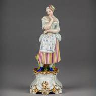 Součástí sbírky jsou také desítky porcelánových plastik. Jednou z nich je stojící dívka v kloboučku zhruba z roku 1850. 