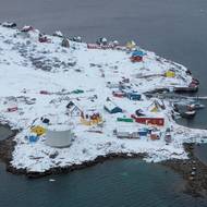Plynulé zásobování je v Grónsku zásadní. Kapisillit je tak závislý na malém mole, kde můžou přistávat menší lodě.
(Letecký pohled na fjord z paluby letadla nad Grónskem, 26. ledna.)