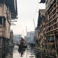 Domy na kůlech nad znečištěnou lagunou v Lagosu jsou výrazným symbolem městské chudoby v Nigérii a také častým dějištěm nekonečných sporů o půdu v této megapoli.