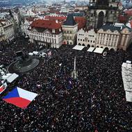 Lidé už krátce po 15.00 zcela zaplnili Staroměstské náměsí.