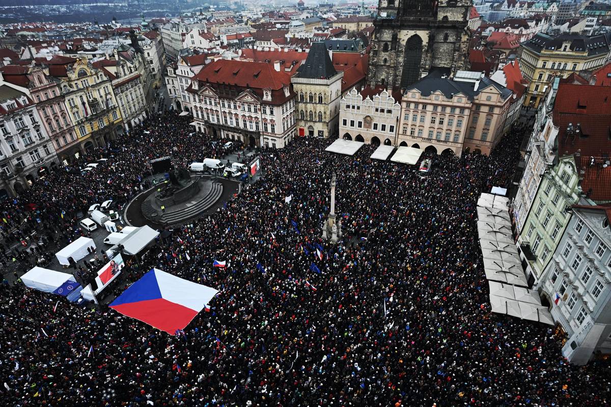 Lidé už krátce po 15.00 zcela zaplnili Staroměstské náměsí.