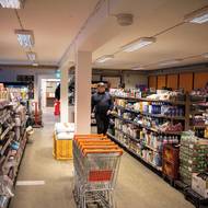 K molu každý týden připlouvá loď s dodávkami z Nuuku.
(Supermarket v Kapisillitu, 20. ledna.)