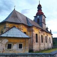 Zchátralý kostel ve Velenicích.