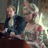 Vlevo je Paul Bettany jako Antonio Salieri.