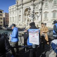 K jedné z nejslavnějších římských památek se už turisté nedostanou zadarmo. Radnice přístup k fontáně di Trevi ohradila zábradlím a přístup budou mít jen ti, kteří zaplatí dvě eura, tedy asi 50 korun. Zdarma zůstane vstup obyvatelům Říma, lidem se zdravotním hendikepem a jejich doprovodu a také dětem do šesti let.