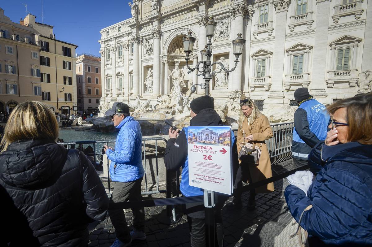 K jedné z nejslavnějších římských památek se už turisté nedostanou zadarmo. Radnice přístup k fontáně di Trevi ohradila zábradlím a přístup budou mít jen ti, kteří zaplatí dvě eura, tedy asi 50 korun. Zdarma zůstane vstup obyvatelům Říma, lidem se zdravotním hendikepem a jejich doprovodu a také dětem do šesti let.