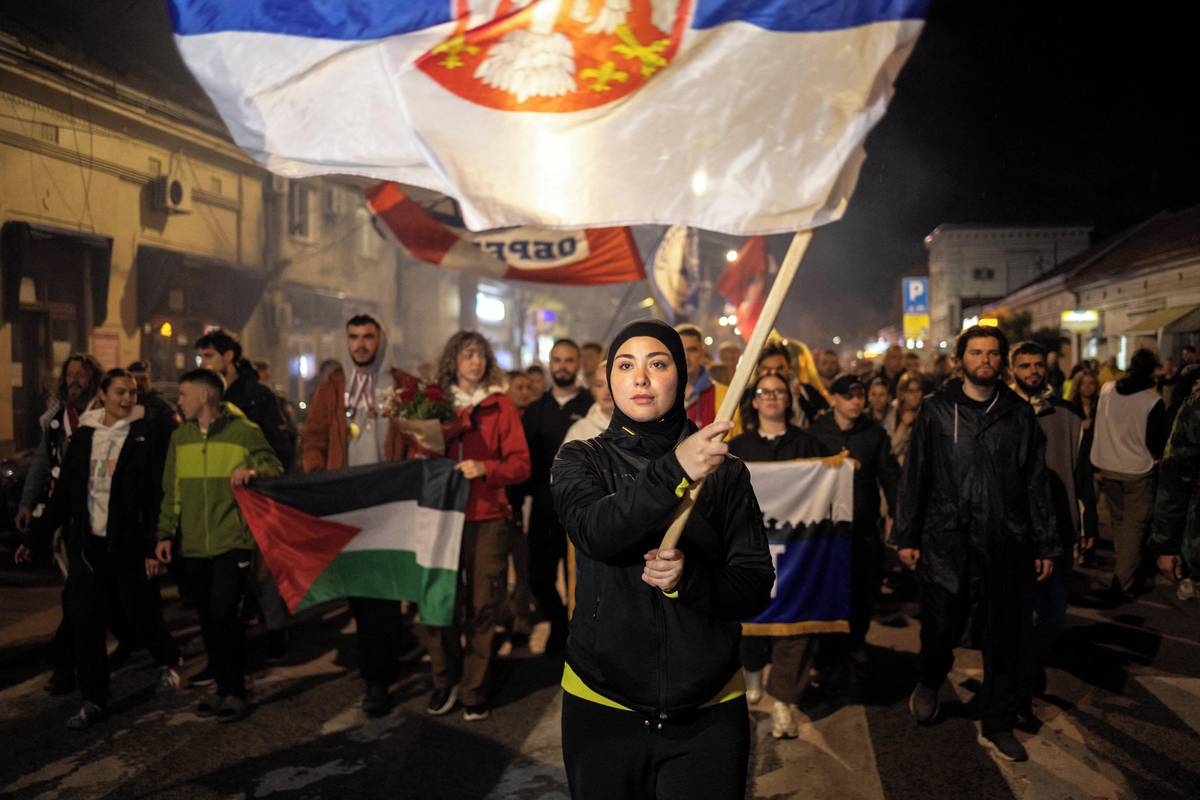 Když Merima Avdić v listopadu překročila most přes Dunaj, aby se dostala do města Novi Sad, oblohu rozzářily ohňostroje a desítky tisíc protestujících studentů ji a její spolužáky uvítaly jásotem. (Studentka Merima Avdić mává srbskou vlajkou během protestního pochodu, vyfoceno 27. října v Novim Sadu.)