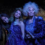 Na fotografii z filmu Princezna stokrát jinak, který právě promítají kina, jsou Alžbeta Stanková a Regina Rázlová jako fúrie.