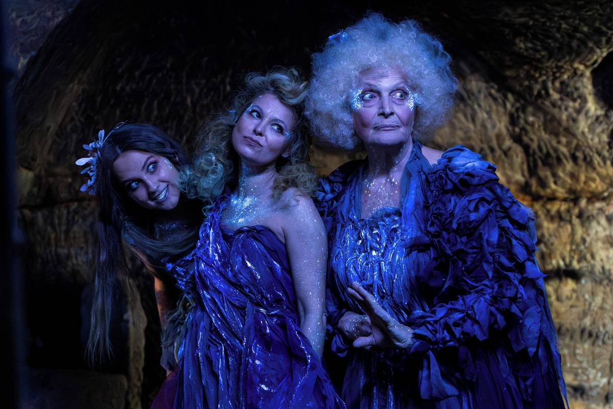 Na fotografii z filmu Princezna stokrát jinak, který právě promítají kina, jsou Alžbeta Stanková a Regina Rázlová jako fúrie.