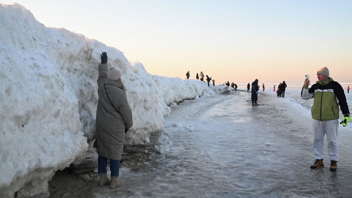 Ledové hradby na pláži a ledoborce na Visle. Fotky arktické zimy v Polsku