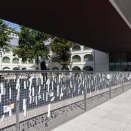 Vzkazy na plotě před Slovenskou národní galerií po propouštění v srpnu 2024.