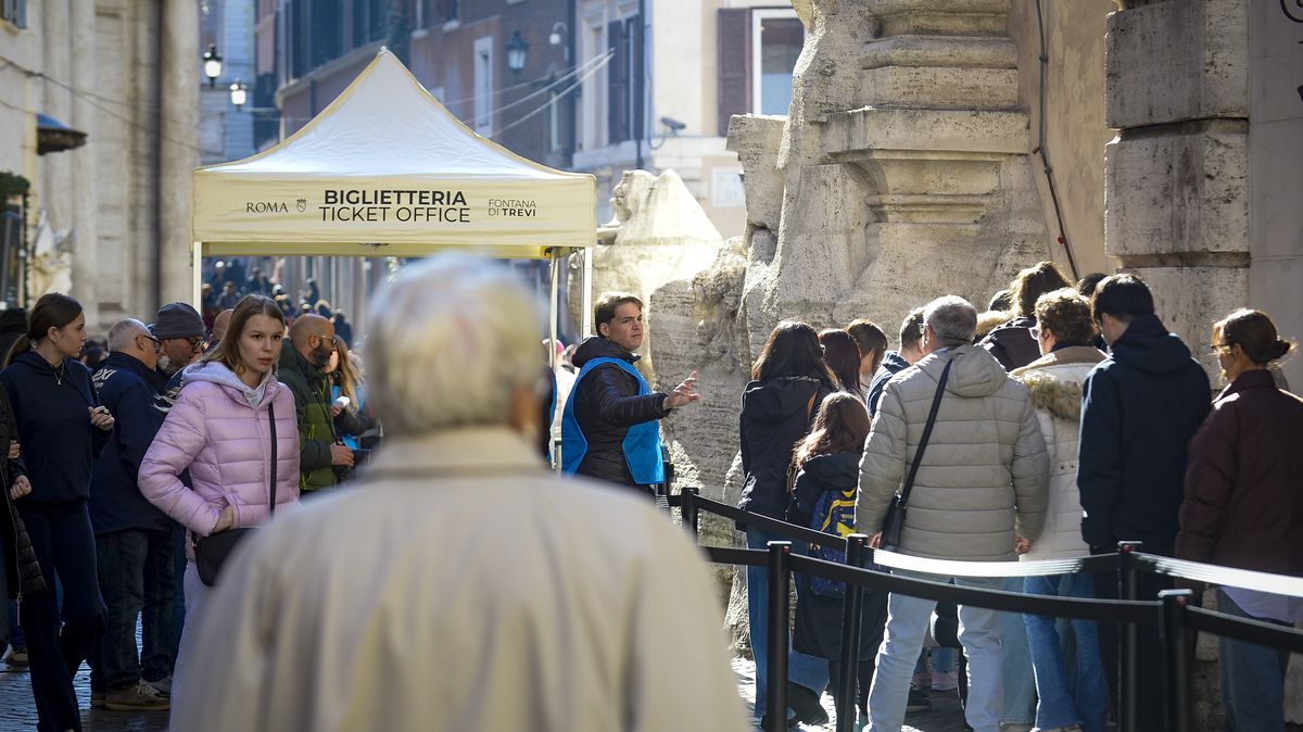 Fotky: Slavnou římskou fontánu obehnal plot. Zájemci musí zaplatit vstupné