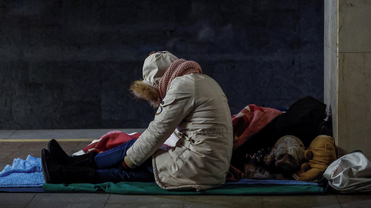 Fotky: Ukrajinci po útocích opět mrznou, teploty spadly až na minus 25