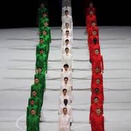 Kostýmy pochodujících modelů navrhl v barvách italské vlajky nedávno zesnulý italský návrhář Giorgio Armani.