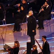 Příchod olympijského ohně do stadionu San Siro doprovázel zpěv italského tenoristy Andrey Bocceliho.