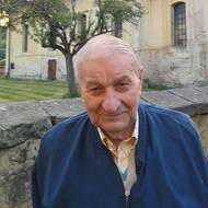 Vítězmír Lébl před velenickým kostelem.