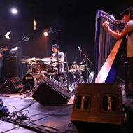 Fleck jezdí do Česka od roku 1997, kdy v pražském Lucerna Music Baru a brněnském Semilassu poprvé vystoupil s Flecktones.