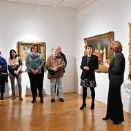 Druhá zprava na fotografii z vernisáže je opět kurátorka Šárka Leubnerová.