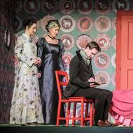 Na fotografii z inscenace Rozum a cit, kterou nově uvádí Městské divadlo Brno, jsou Světlana Janotová jako Elinor, Alena Antalová coby matka, Adam Gazdík v roli Johna a Nikol Wetterová jako Marianne.