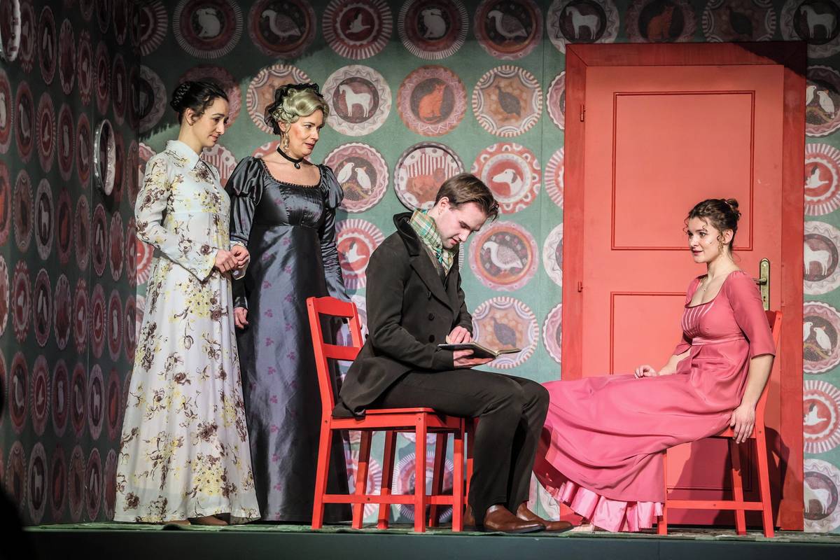 Na fotografii z inscenace Rozum a cit, kterou nově uvádí Městské divadlo Brno, jsou Světlana Janotová jako Elinor, Alena Antalová coby matka, Adam Gazdík v roli Johna a Nikol Wetterová jako Marianne.