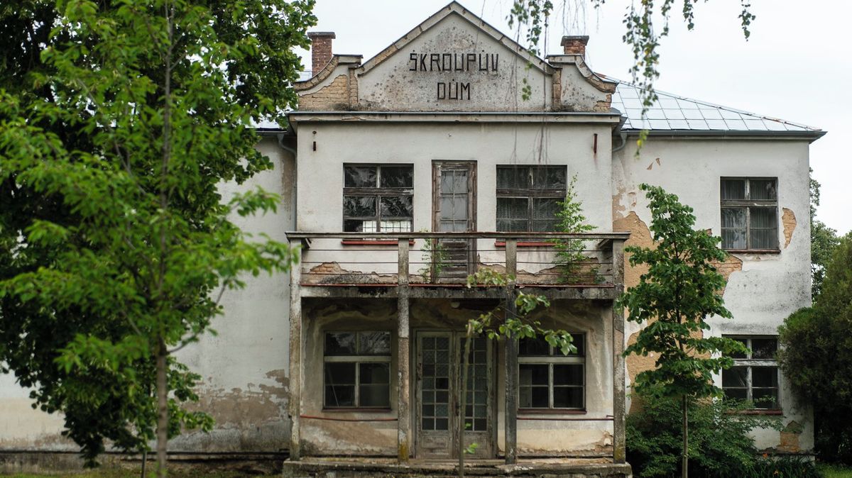 Zchátralý dům autora české hymny zdemolují. Kraj roky sliboval, že ho opraví