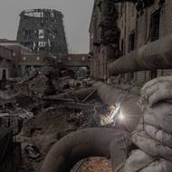 Ukrajinská energetika čelí už čtvrtým rokem v řadě ruským úderům. Ty mají za nynějších mrazů zlomit ducha odporu. (Zaměstnanci opravují části poškozené Darnycké tepelné elektrárny v Kyjevě, 4. února 2026.)