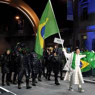 Brazilská delegace se oblékla do pozoruhodného komba péřové bundy, péřových šortek a úzkých podvlíkaček.