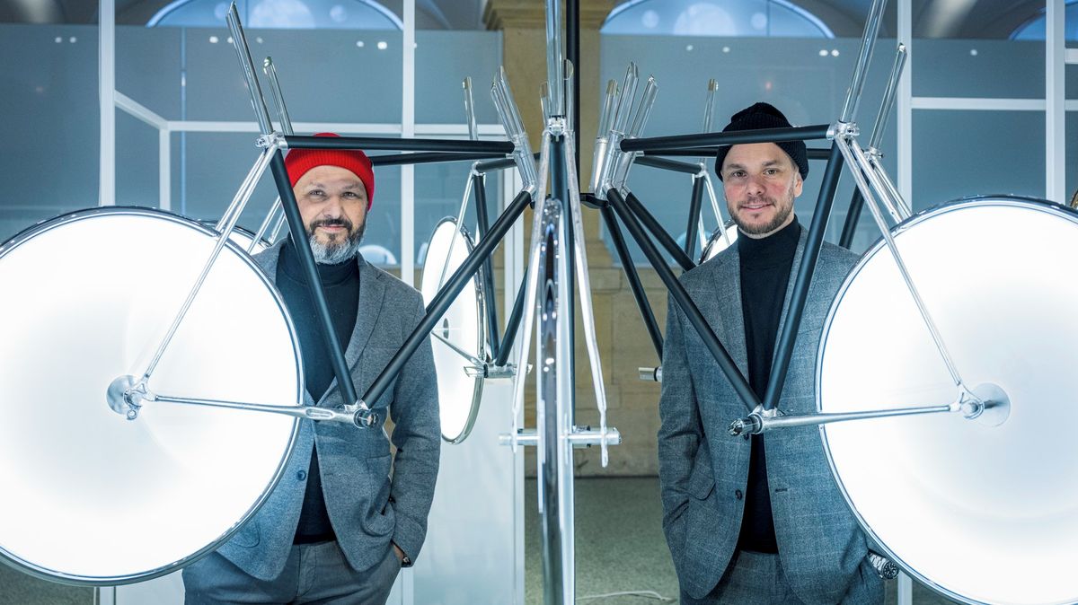 Pozlacené pneumatiky, skleněná řídítka. Sklářské designéry inspiruje sport