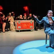 Na fotografii z inscenace Satan v Goraji, kterou nově uvádí brněnské Divadlo Husa na provázku, je vpravo Tereza Maxmilián Marečková jako dybbuk.