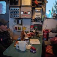 V posledních desetiletích je z Kapisillitu odlákala lepší dostupnost vzdělání, pracovních příležitostí i služeb v jiných místech.
(Rybáři v Kapisillitu, 20. ledna.)