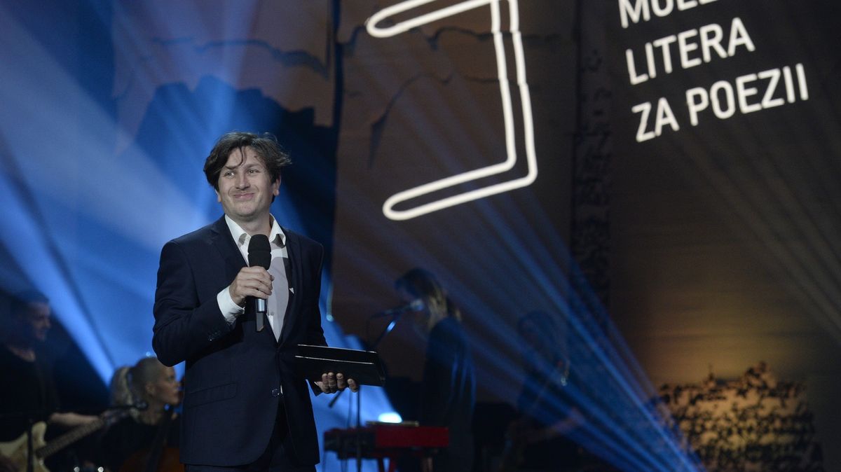 Pod rukama vesmír. Básník Pavel Novotný napsal pentalogii o vlastním životě