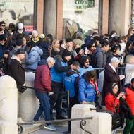 Lidé do ní také přes rameno házejí mince, což jim má zajistit, že se do města opět vrátí. Peníze vyzvednuté ze dna radnice dává na dobročinné účely.