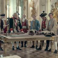 Snímek z minisérie Amadeus.