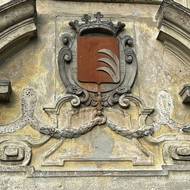 Průčelí velenického kostela.