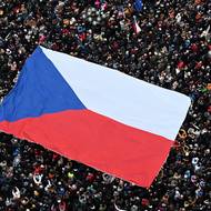 Lidé už krátce po 15.00 zcela zaplnili Staroměstské náměsí.