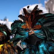 Karneval zaplní benátské ulice na více jak dva týdny, tou dobou se městem potulují lidé oblečení v barokních kostýmech a zdobných maskách. Masky jsou nejčastěji vyrobeny z porcelánu, papírmašé, peří a často jsou zdobené skleněnými korálky. 