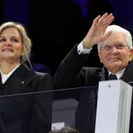 Důležitou část ceremoniálního protokolu představoval příchod předsedkyně mezinárodního olympijského výboru Kirsty Coventrové a italského prezidenta Sergia Mattarelly.